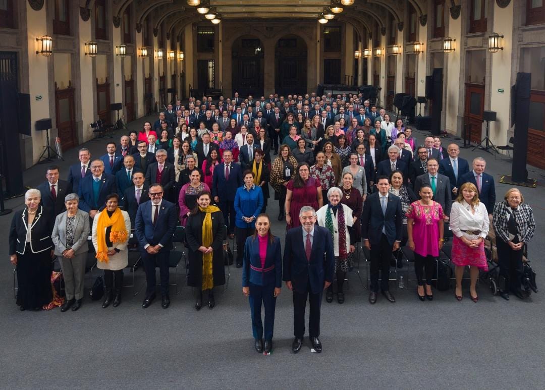 Esta tarde, la presidenta Claudia Sheinbaum Pardo (<a href="/Claudiashein/">Claudia Sheinbaum Pardo</a>) dirigió un mensaje a las y los representantes de México en el exterior, relativo al momento de transformación histórica que vive el pueblo mexicano, así como los objetivos a seguir en 2026.

Por su parte, el