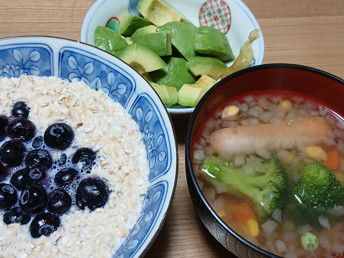 朝食　オートミール、野菜スープ、アボカド