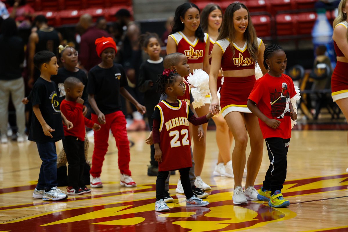 ULMWarhawks's tweet image. Media timeouts, but make them fun ✨🏀

Bring the family to some Warhawk basketball for interactive timeouts and kid-friendly fun! @ULMwbb @ULM_MBB