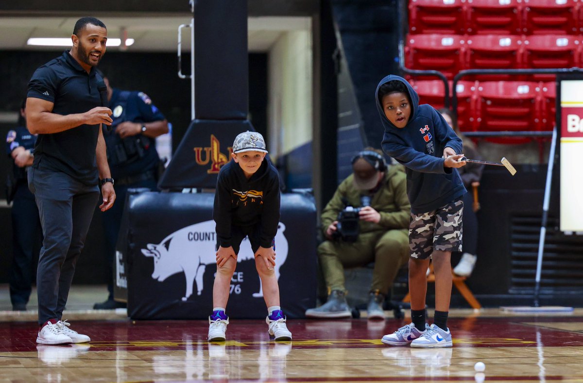 ULMWarhawks's tweet image. Media timeouts, but make them fun ✨🏀

Bring the family to some Warhawk basketball for interactive timeouts and kid-friendly fun! @ULMwbb @ULM_MBB