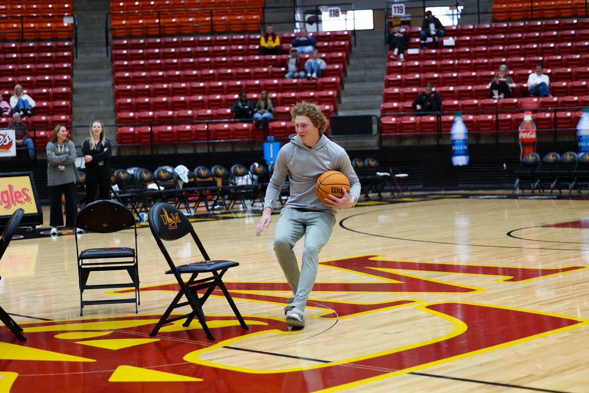 ULMWarhawks's tweet image. Media timeouts, but make them fun ✨🏀

Bring the family to some Warhawk basketball for interactive timeouts and kid-friendly fun! @ULMwbb @ULM_MBB