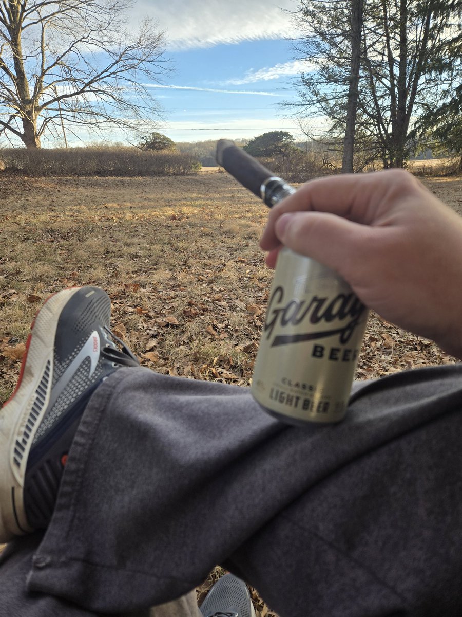 _kippjones's tweet photo. First patio stogie & cocktail of 2026.. Sunny & 60 on January 7th in Western illinois!
A @macanudo "Inspirado" Black paired with a refreshing post workout Garage Beer! @drinkgaragebeer
#Tasty #CigarBoner #BeerBoner https://t.co/iwcCbJQged