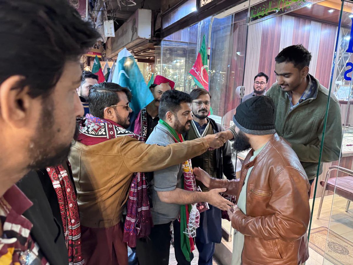 UsamaHafeezKhan's tweet photo. 📍حیدرآباد سندھ
چئیرمین @ImranKhanPTI کی ہدایت پر شاہ لطیف آباد ٹاون میں اسٹریٹ موومینٹ جاری,اس موقع پر شاہ لطیف آباد ٹاون کی عوام کی جانب سے بھرپور استقبال کیا گیا۔ سندھی ٹوپی اور اجرک پیش کی۔ 

انشااللہ 10جنوری @SohailAfridiISF کا حیدرآباد میں تاریخی استقبال ہوگا
@PTIofficial https://t.co/iTfeFg0S8A