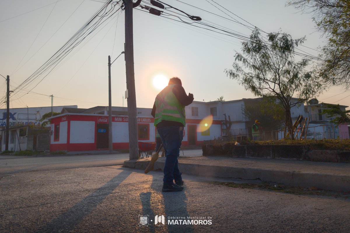 🌿🛝 La Cuadrilla Renace continúa trabajando por nuestros espacios públicos. 
En esta ocasión, las labores se desarrollan en el parque de la Col. Los Sauces, donde se lleva a cabo mantenimiento y rehabilitación de los juegos infantiles, así como limpieza general de áreas verdes.