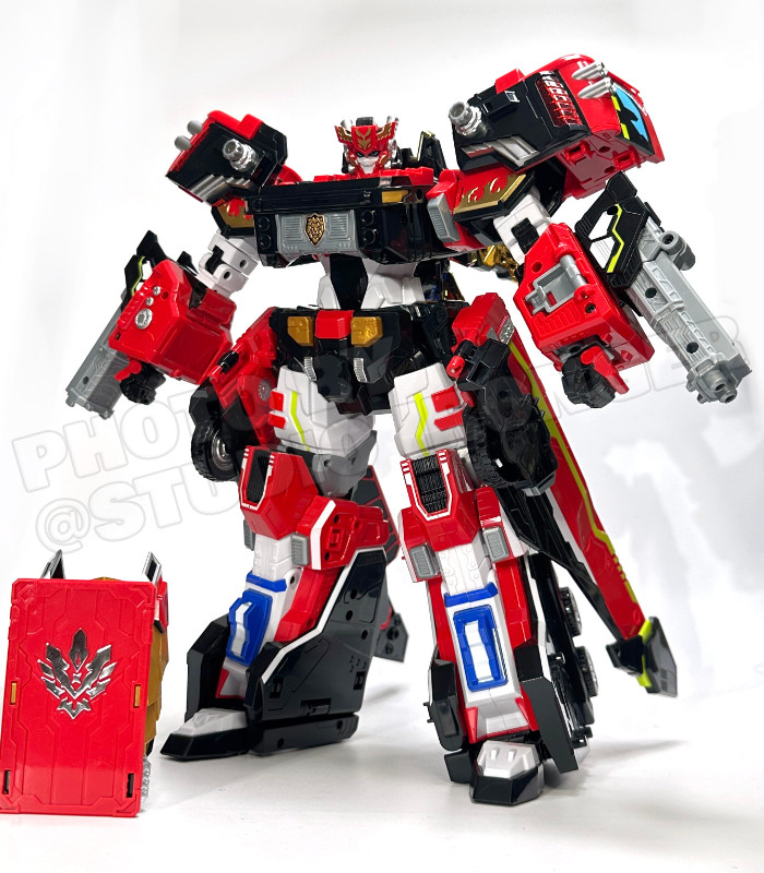 メタルカードボットW・ブレイオン。巨大消防車が真っ赤な巨大ロボに