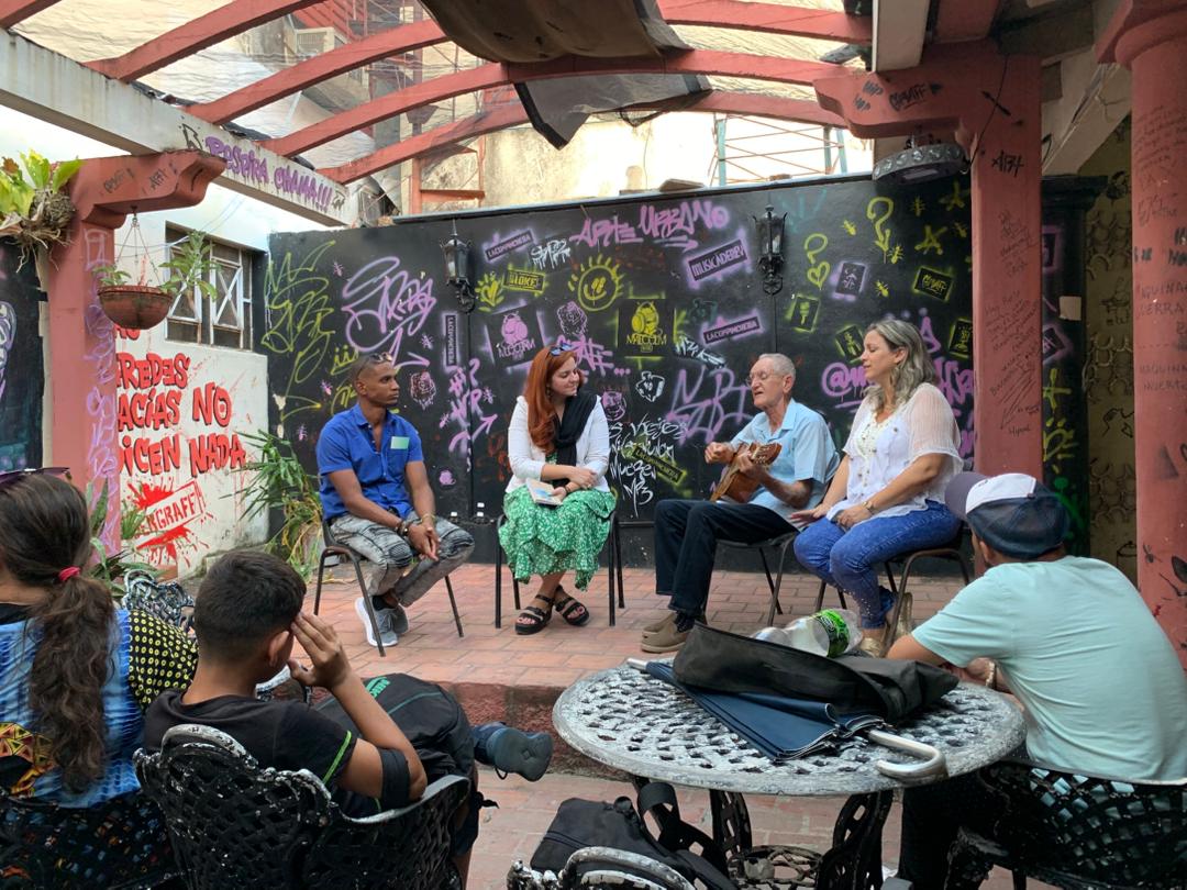 📚Peña Tonadas Literarias en nuestra #CasadelJovenCreador

☺️El poeta Adrián Rodríguez tuvo como invitada a Yanetsy Ariste, escritora, periodista y crítico de arte

🎶 La música estuvo a cargo de Mara Ramírez y Luciano Lorenzo
 
<a href="/ahsjovenescuba/">Asociación Hermanos Saíz</a>
#ElArteNosUne
#AlmaAHS