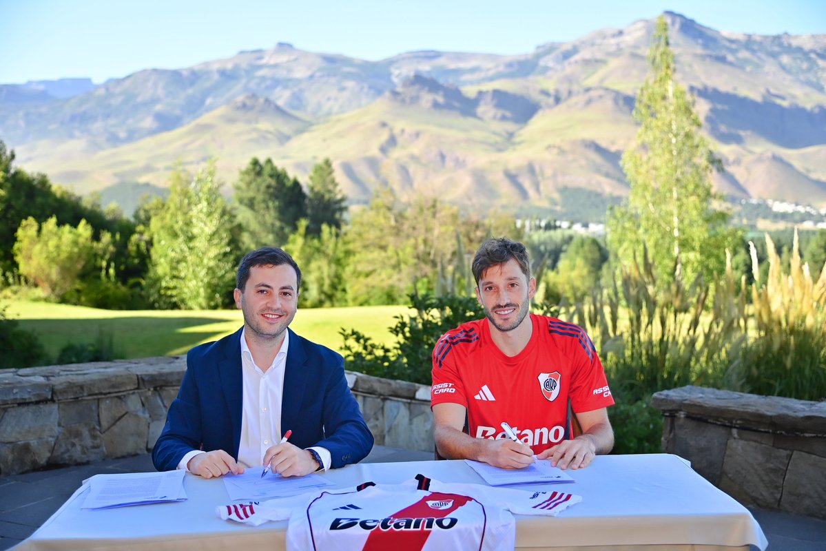 Junto al Presidente <a href="/stefanocdicarlo/">Stefano Di Carlo</a>, Matías Viña firmó su contrato y se transformó en nuevo jugador del Club. Llega a préstamo hasta diciembre de 2026, con opción de compra voluntaria que podrá transformarse en obligatoria según objetivos. 

#River2026 ⚪🔴⚪