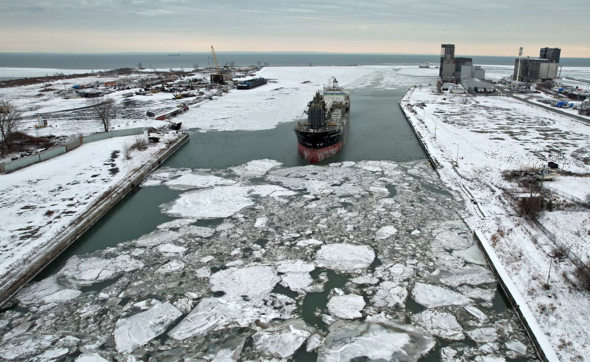 DaveJ_Tribune's tweet photo. Seaway operating under extreme winter conditions https://t.co/9F7J5JXRC3 @hwyh2o @MarineDelivers @theshipwatcher https://t.co/kVR78cCq5w