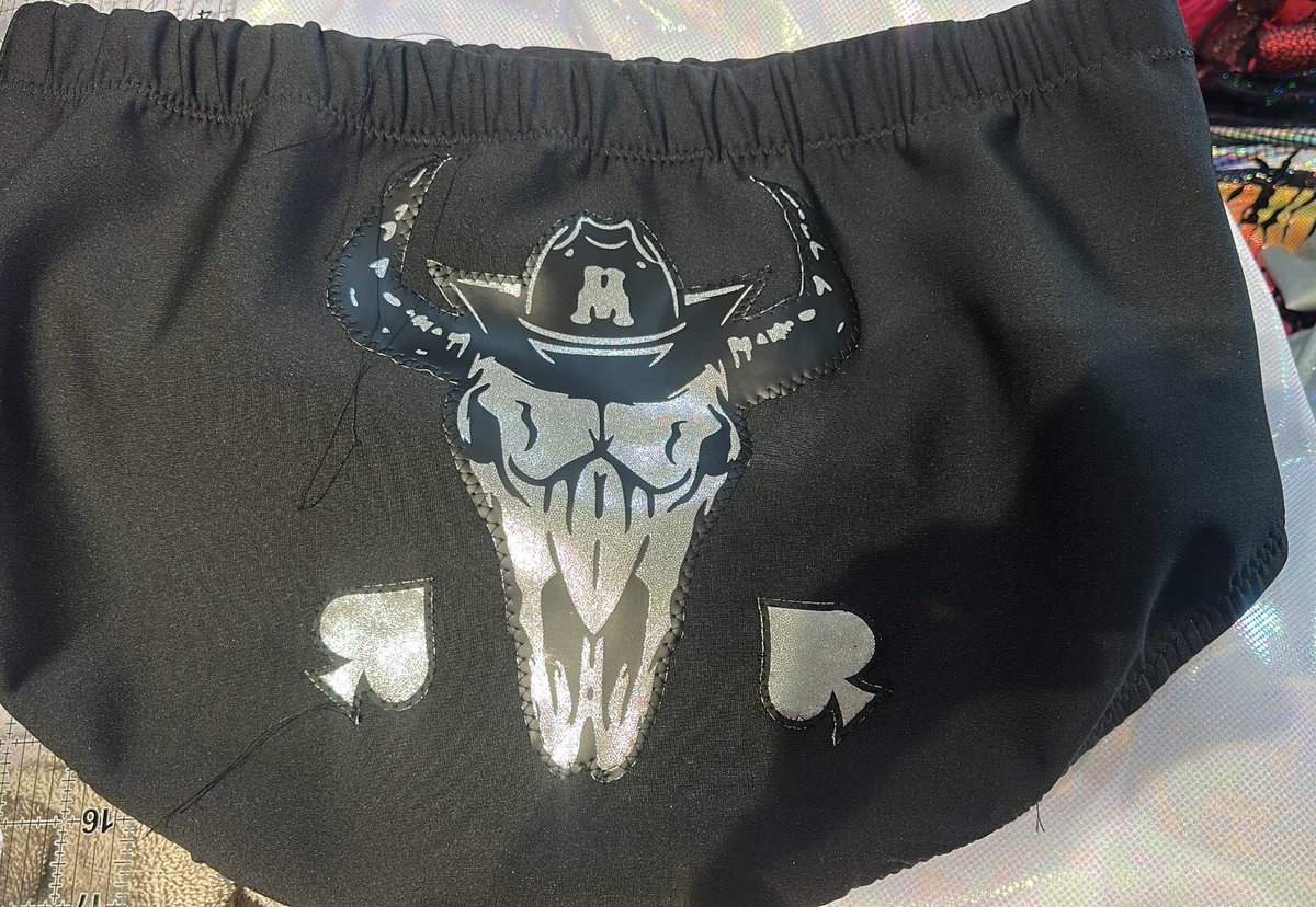 1called_manders's tweet image. 49% Motherfucker 

51% Son of a bitch 

That’s the way #CowboyWay 🤘🏻 ♠️ 
#NewGear 

🎨 🧵 🪡 @Sodapophendrix