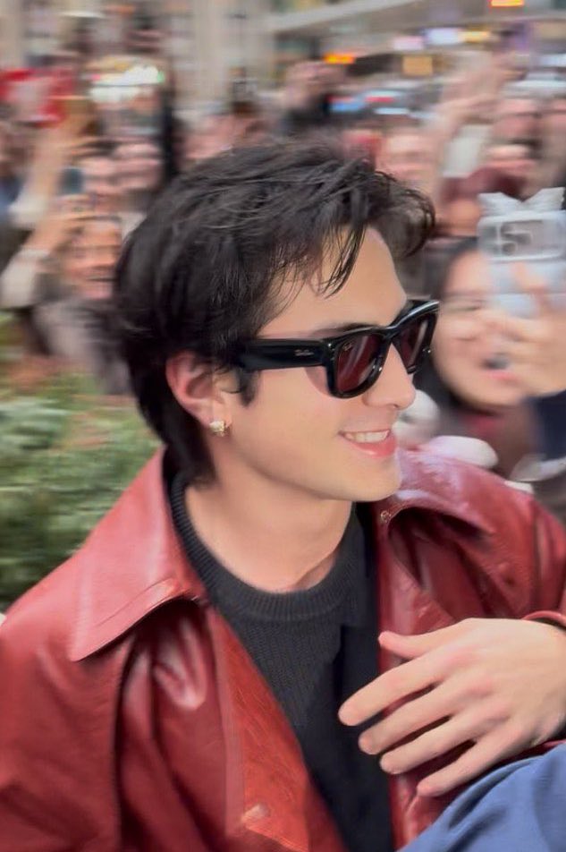 haliwriteswords's tweet image. in 2060 teenagers will post this photo and caption it “i was born in the wrong generation” and they’ll be right