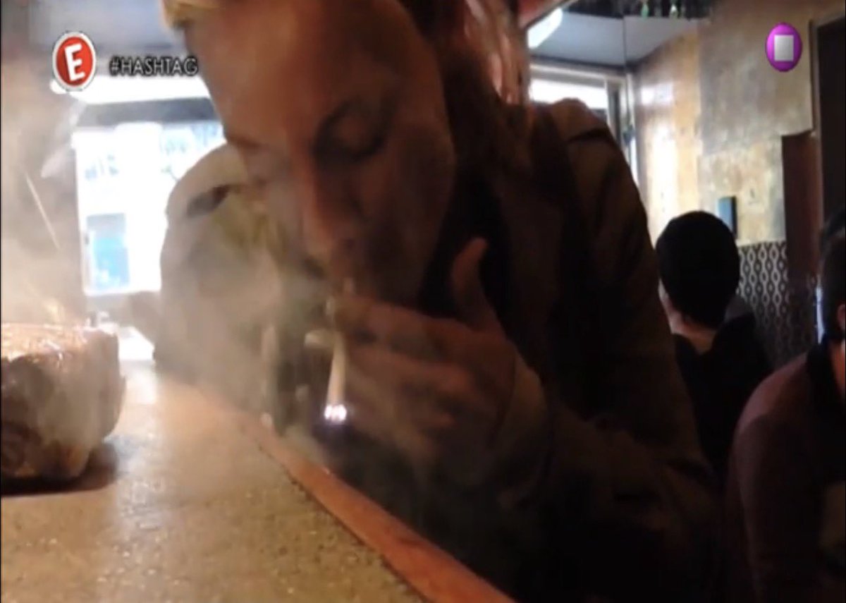 constads's tweet image. @hellenicpolice η ευρωβουλευτής της ΝΔ το σκάει live στην κάμερα. Κάφτρα τζιβάνα το πάει η ρουφιάνα. Να επιληφθείτε.