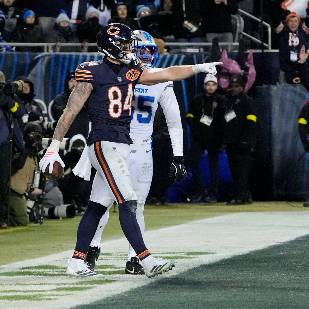 davebfr's tweet image. Bears TE Colston Loveland shared Ben Johnson’s strong message following the Lions game:

“If you’re not prepared to play the next 5 weeks or if you’re thinking about anything else — thinking about booking a flight, vacations or anything — don’t come in."

Via @adamjahns