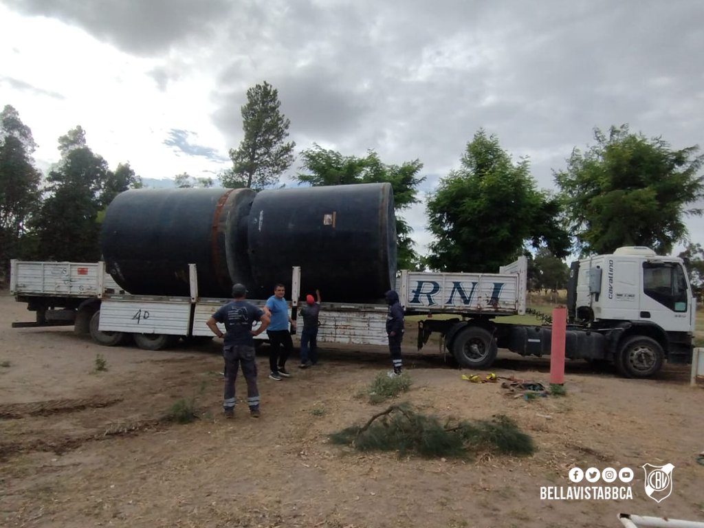 #Institucional |

👊🏼 Llegaron los dos tanques cisternas para abastecer las canchas del fondo del predio.

💪🏼 ¡Seguimos a full, no paramos!

📸 Luis Mansur.

#SomosBellaVista