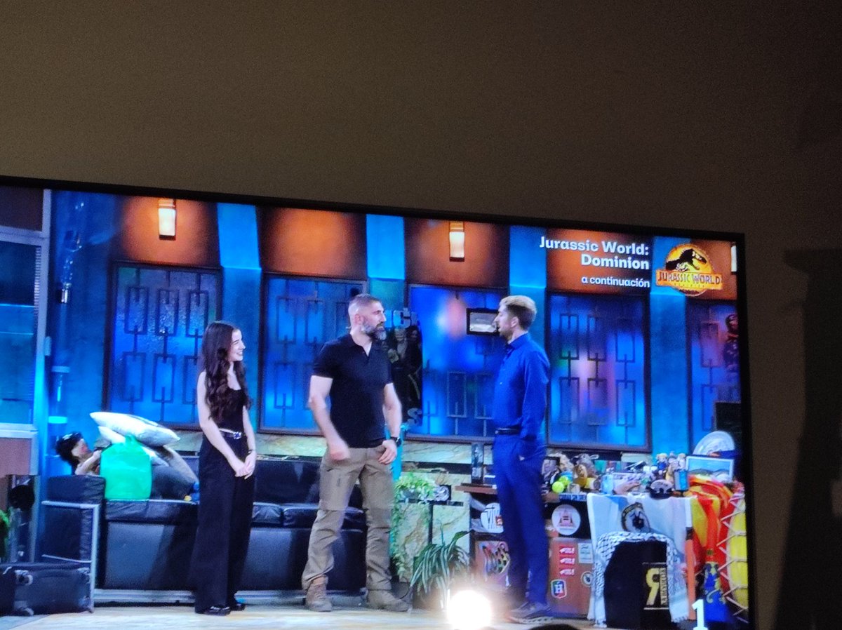 Cristina, la ganadora de operación triunfo, y un GEO en #LaRevuelta.
Han vuelto maravillosos. Larga vida a #LaRevueltaRTVE