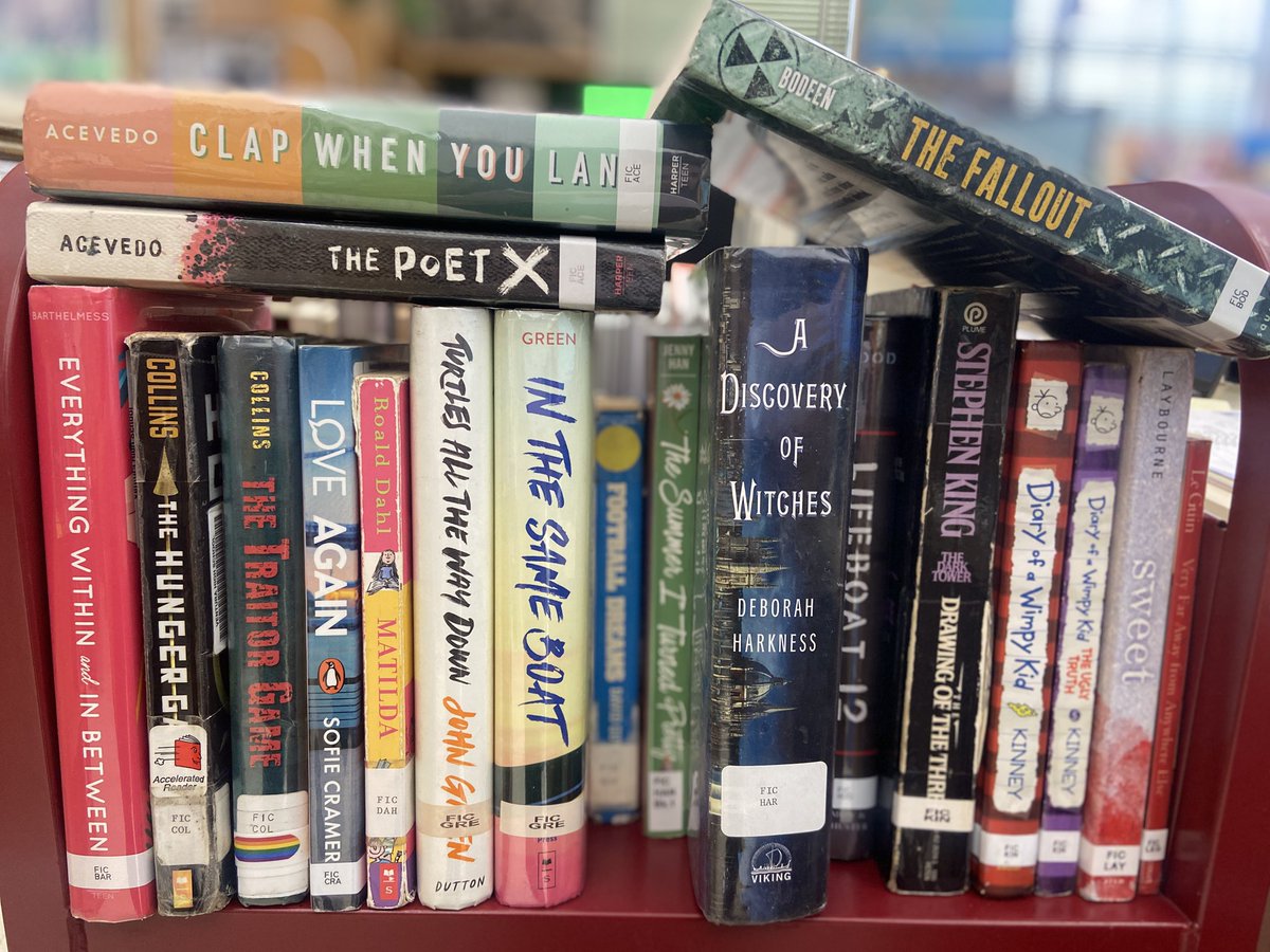 ffarokhi's tweet image. What are high school students reading these days? ⤵️ 

Checkout our returns from the first day back after winter break!

#highschoollibrary #teenreads
