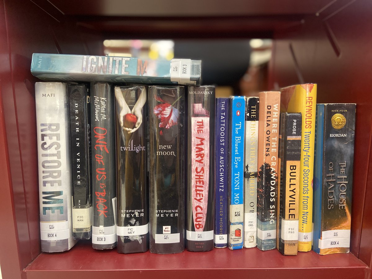 ffarokhi's tweet image. What are high school students reading these days? ⤵️ 

Checkout our returns from the first day back after winter break!

#highschoollibrary #teenreads