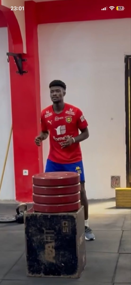 Tror Azar må ta en prat med Mvoué at han ikke burde bruke andre norske lags drakter. Faen er dette.