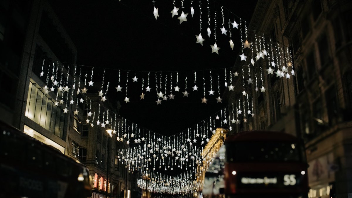 remainstuck's tweet image. I took pretty pictures of London and the lights 🥰