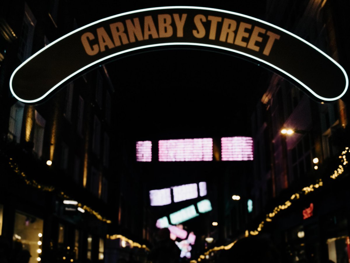 remainstuck's tweet image. I took pretty pictures of London and the lights 🥰