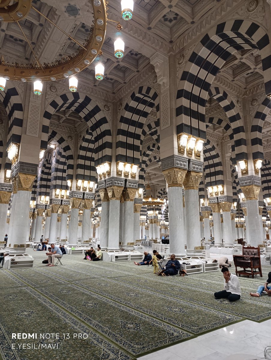 Geceye...

İmam Ebu Hanife, Kûfe Emirine şu şiiri söyledi:

"Selametle beraber bir lokma ekmek, bir kap su ve tek elbise;
Sonrasında pişmanlık olan nimetler içinde yaşamaktan daha hayırlıdır..