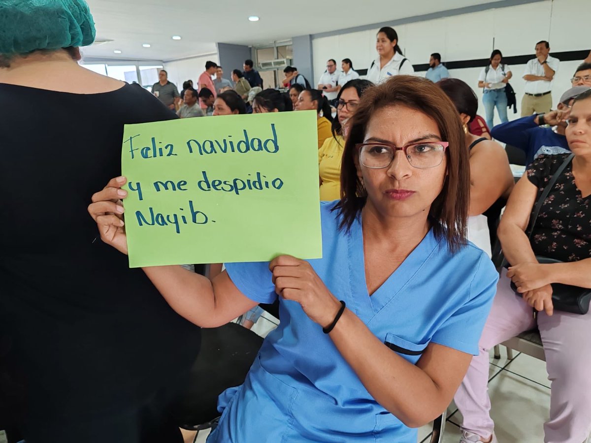 ysuca91siete's tweet photo. #Salud Personal de salud despedido acompaña la conferencia de prensa del Colegio Médico. https://t.co/dJAsMyiJ9x