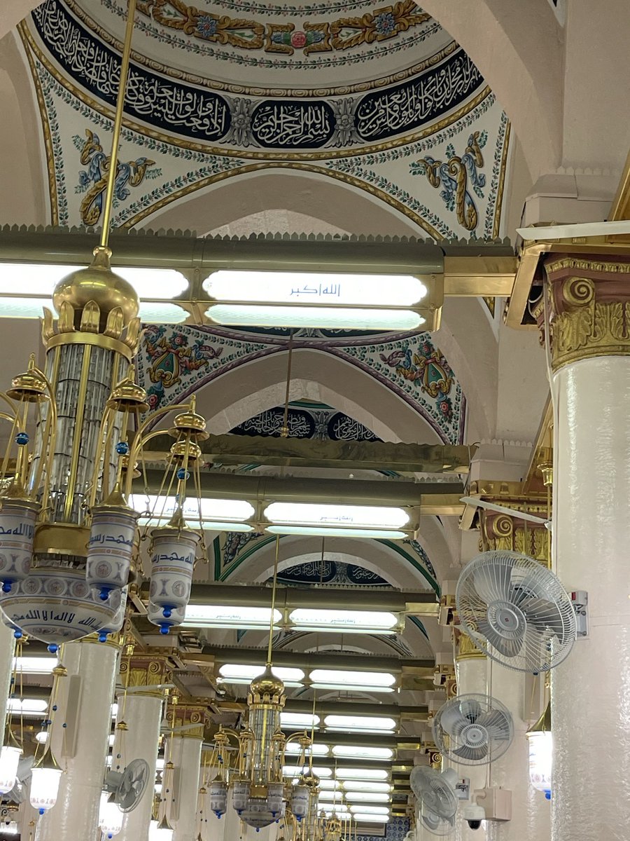 اللهم صل على طامة الحقائق الكبرى سر الخلوة الإلهية ليلة الإسرا تاج المملكة الإلهية ينبوع الحقائق الوجودية بصر الوجود وسر بصيرة الشهود حق الحقيقة العينية وهوية المشاهد الغيبية تفصيل الإجمال  الكلى الآية  الكبرى في التجلى والتدلى نفس الأنفاس الروحية كليـة الأجسام الصورية عرش العروش