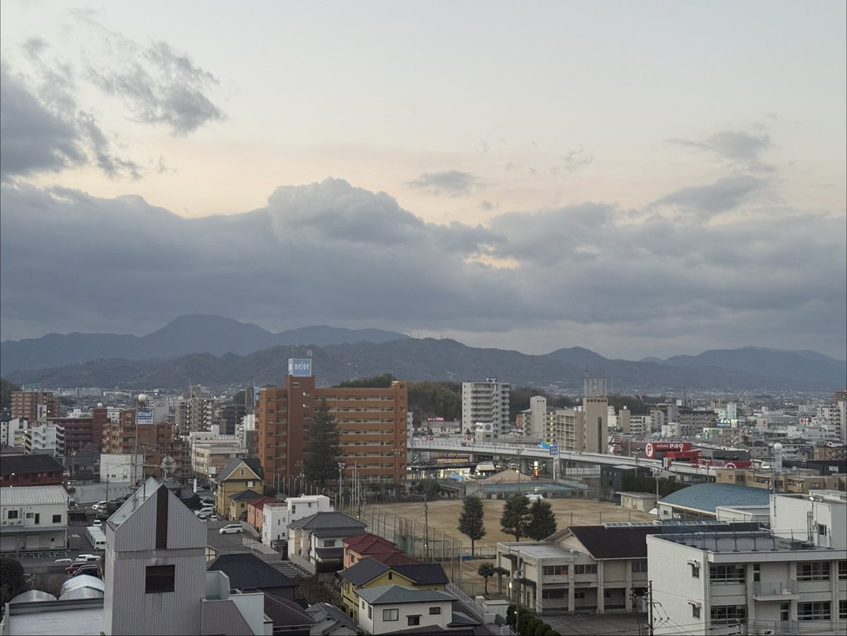 おはようございます。
愛媛県松山市は雲の多い朝です🌥️

今日から3学期がスタート。
バタバタしつつも、平常運転の朝が戻ってきました。

この時期の朝ごはんは肉まんがお気に入り。
しっかりエネルギー補充して、本日もはつらつとよろしくお願いします🦦🌈
#企業公式が毎朝地元の天気を言い合う