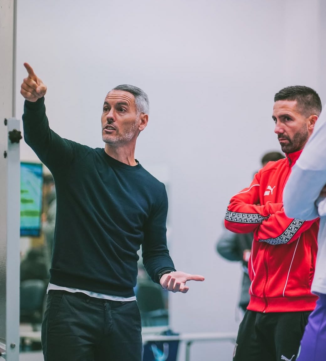 AlexDS78's tweet photo. 🇫🇷Je suis très content de voir Braga en finale de la Coupe de la Ligue !

C'est une sorte de validation de l'excellent travail réalisé par Carlos Vicens. Même si les résultats n'ont pas toujours été au rendez-vous, le contenu des matchs est souvent très intéressant, comme en témoignent les performances contre le Sporting, Porto, et Benfica, que ce soit en coupe ou en championnat. 

Si Braga continue à faire confiance à Vicens dans les années à venir, j'ai la certitude que l'équipe luttera pour le titre de champion du Portugal.

Samedi, nous aurons une finale inédite (sauf erreur de ma part) entre deux rivaux : Braga et Vitória SC. Ce sera le derby do Minho.

🇵🇹Estou muito feliz por ver o Braga na final da Taça da Liga !

É uma espécie de validação do excelente trabalho realizado por Carlos Vicens. 

Mesmo que os resultados nem sempre tenham sido os esperados, o conteúdo dos jogos é muitas vezes muito interessante, como comprovam as exibições contra o Sporting, o Porto e o Benfica, seja na taça ou no campeonato. 

Se o Braga continuar a confiar em Vicens nos próximos anos, tenho a certeza de que a equipa lutará pelo título de campeã de Portugal.

No sábado, teremos uma final inédita (salvo erro da minha parte) entre dois rivais: Braga e Vitória SC. Será o derby do Minho.