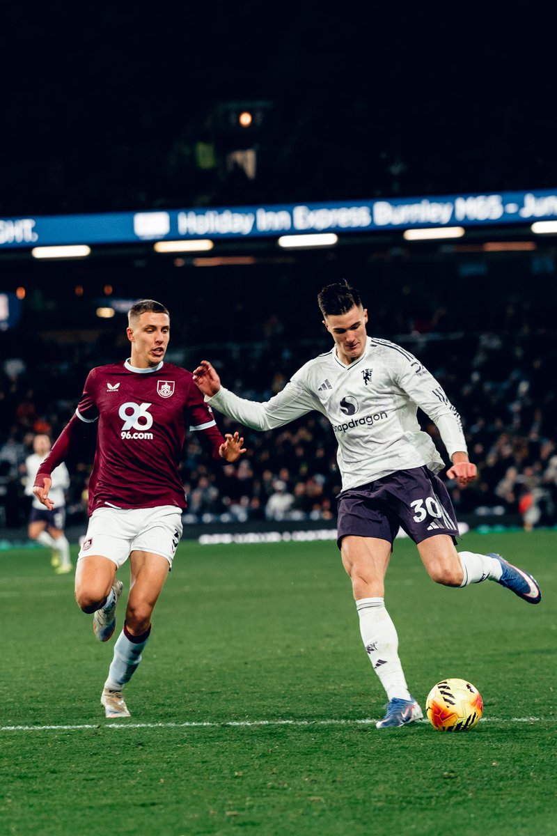 هاردلك يا اخوان، والله مباراة اليوم فيها سوء حظ وعدم توفيق كبير جدًا تتكلم عن كور بالعارضة وتخلصتين من على خط المرمى وكمية فرص ضائعة

للاسف واحده من المباريات اللي ماهي مكتوبه لك وحتى الاهداف اللي استقبلها الفريق اهداف تافه جدًا

اخذنا ايجابيات من تسجيل شيشكو هدفين ولمحة من