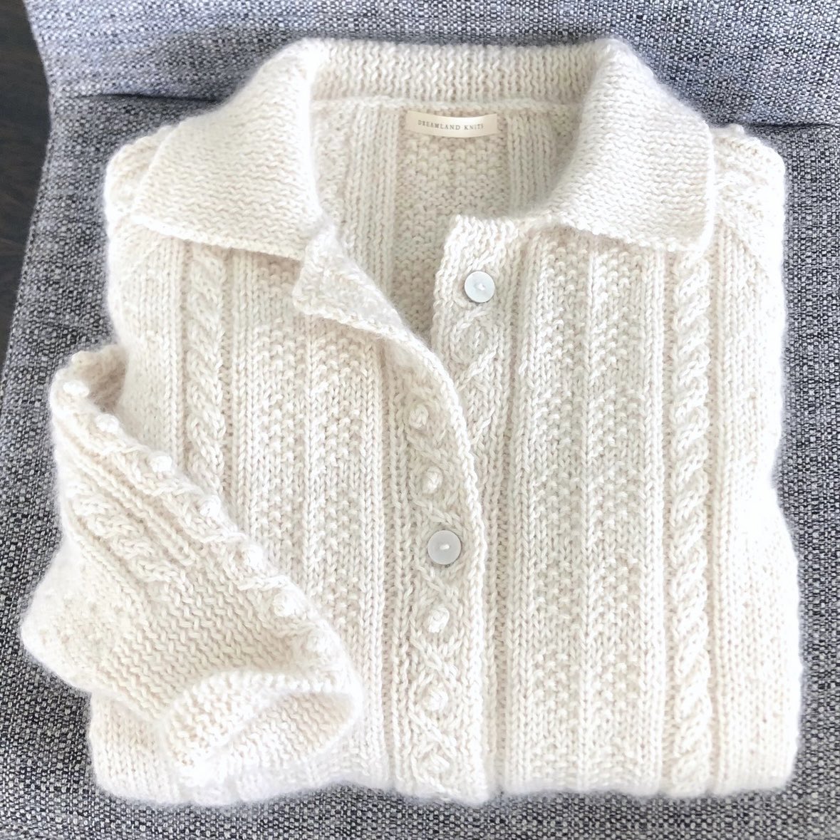 DLknits2024's tweet photo. ❄️ KOREAN TRANSLATION ☕️🍰
#lovelazymorningscardigan  를 이제 한국어로 만나보실 수 있어요!!! @sh.yeon_02 (https://t.co/yfHez8wmyL) 님의 따뜻한 도움에 감사드립니다!!! XS (S) M (L) XL. 언제나처럼 많은 사랑을 담아, 즐거운 뜨개질 시간 보내세요!!! 🤍

https://t.co/tgwSbnPMGr https://t.co/weVvUBpcxD
