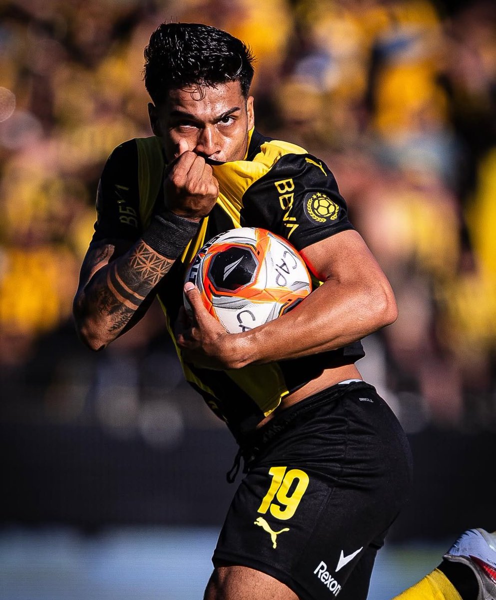 No existe espalda mas grande que la hinchada de Peñarol, quedate y peleala, que se te van a dar las cosas lindas que te mereces con esta camiseta. <a href="/matiiarezoo9/">Matias Arezo</a>