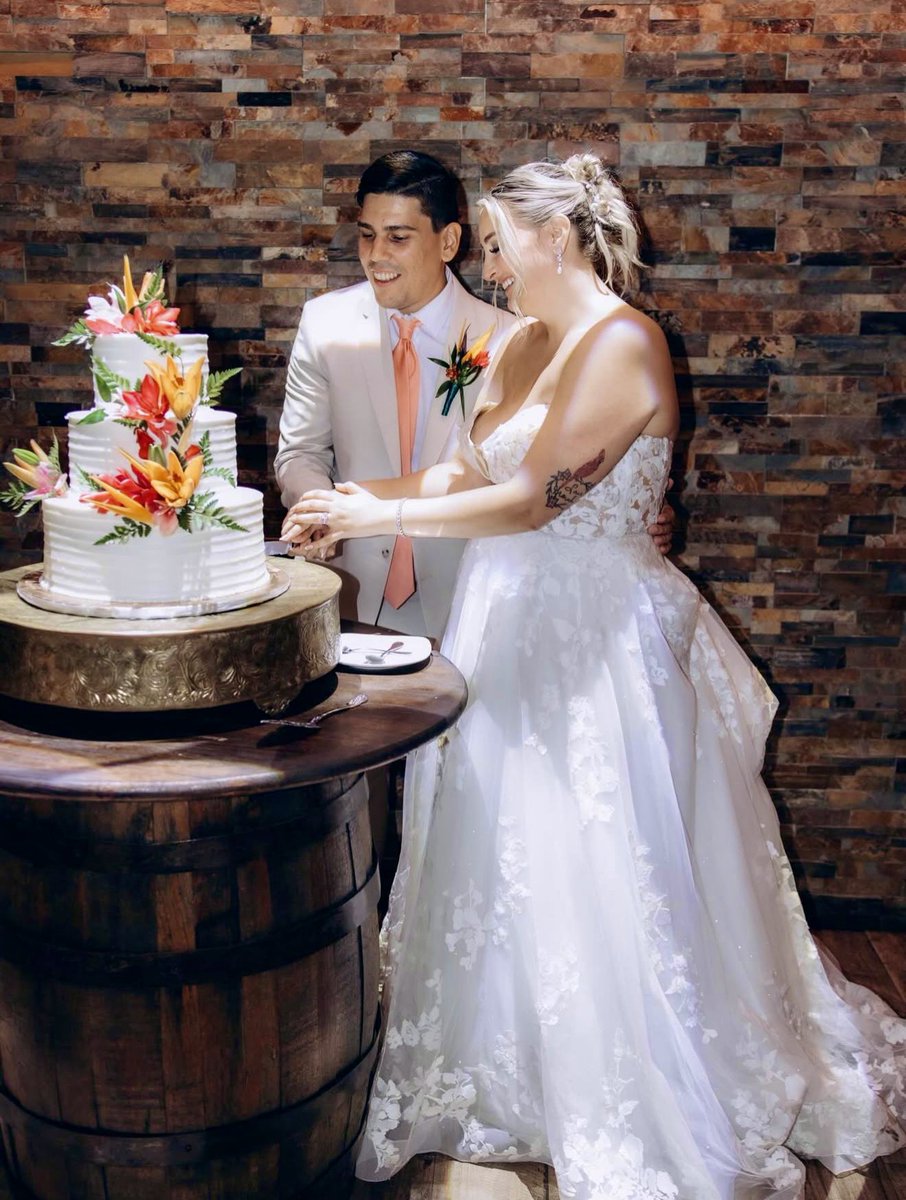 New year, same moment to live for. 🥰🎂💕

📸 @knotandcoevents 

#EddasCakes #WeddingCake