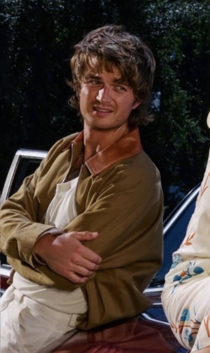 fuck my stupid life i feel sick he looks too good.. the chest hair the chain the hair his face whatever dude