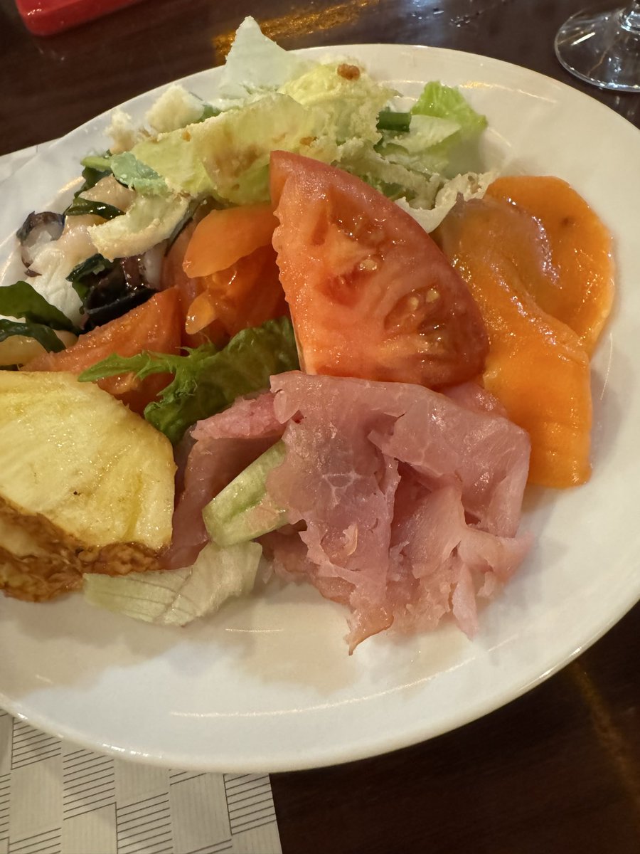 Tomoyo7251's tweet photo. ブュッフェディナーと部屋からの夜景🌃
ローストビーフとステーキ🥩レアで柔らかく美味しかった♪
サラダに生ハムサーモン焼きパインドレッシング無しでも新鮮だから美味しかった😀 https://t.co/IAQ4c7Pb9z