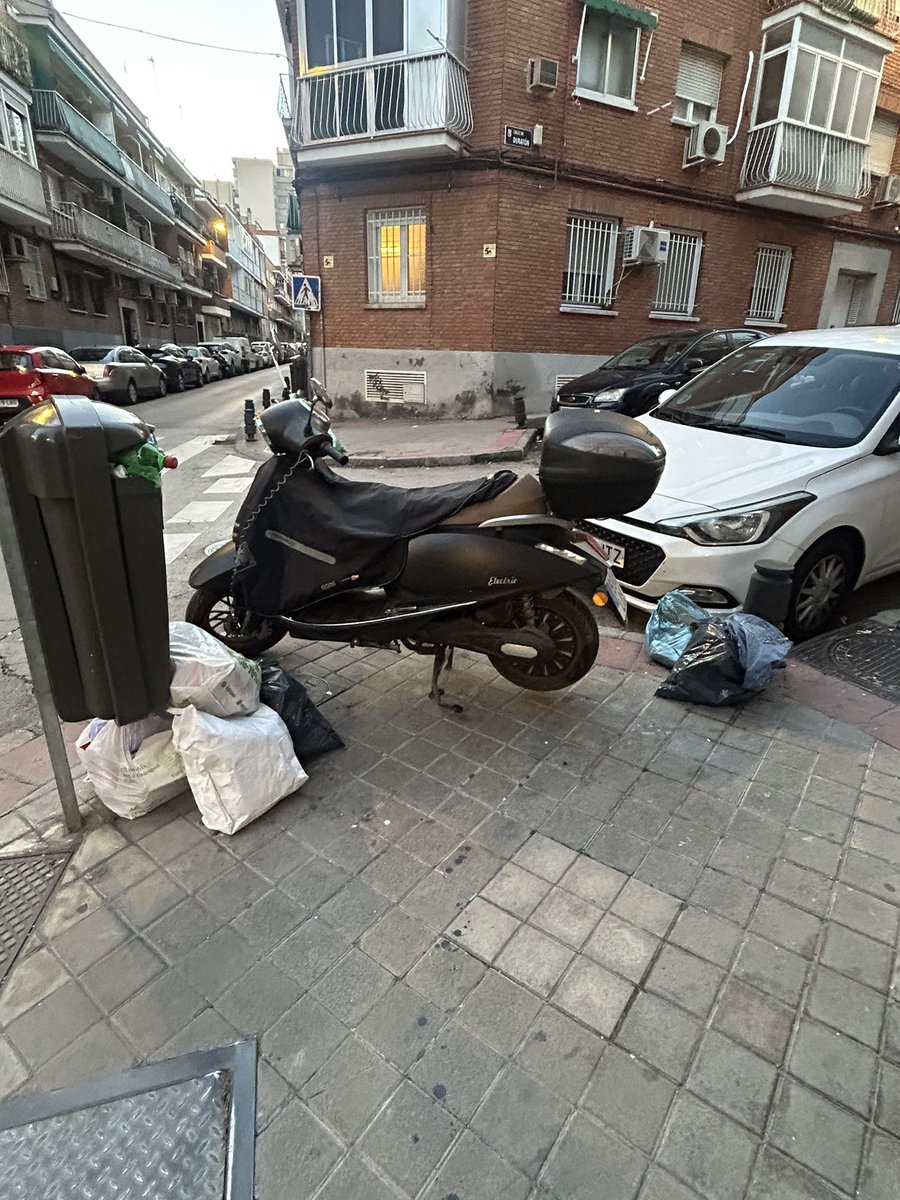 Cristinalofer's tweet photo. @MADRID @AlmeidaPP_ 
Con todo el respeto, las calles de Madrid no deberían estar así. Es algo continuo y no propio de un país civilizado del primer mundo. ¿En serio no se puede hacer nada?… multar a quien ensucie, carteles pidiendo el uso de contenedores, lo que sea… https://t.co/N6qn2wK2B2