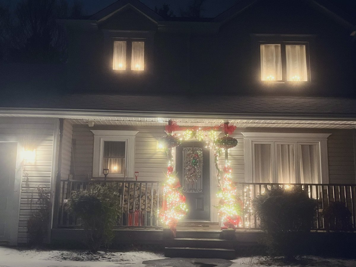 FancyCaroline's tweet image. Like I said, my iPhone camera is messed up but I attempted to take a picture of the outside lights. Christmas is today in some parts of the world and yesterday was our Old Christmas Day, so Merry Christmas and Happy New Year!