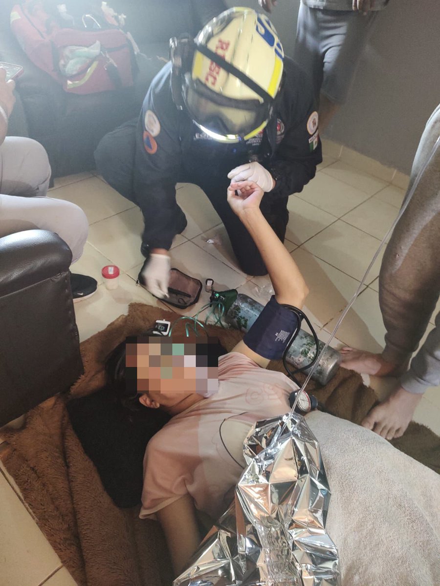 Seguridad_Leon's tweet photo. 🚑👶 Rescatistas y paramédicos de Protección Civil realizaron un descenso seguro desde un quinto piso para auxiliar a una mujer en labor de parto.

⛑️ Gracias a maniobras especializadas, fue trasladada en ambulancia a un hospital para recibir atención médica. https://t.co/4XZJz4BRXl