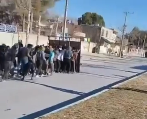 ayatsubzero's tweet photo. In Chaharmahal-and-Bakhtiari province, Iran, protesters are using metal doors as shields against bullets/pellets. https://t.co/r0ltPEzwIX