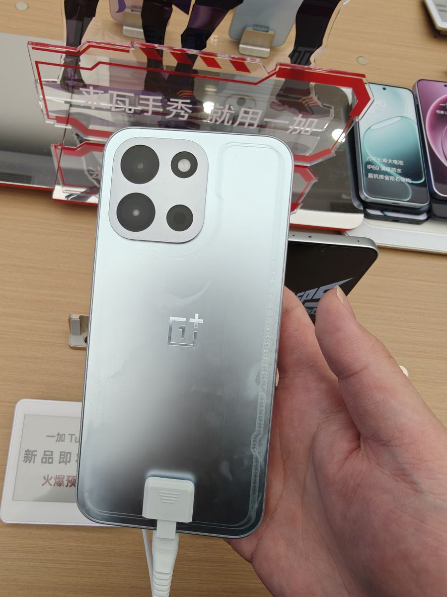 ravi3dfx's tweet photo. #OnePlus Turbo 6 & 6V hands-on.👀

#OnePlusTurbo6 :
- Snapdragon 8s Gen 4 SOC
- LPDDR5X RAM + UFS 4.1 Storage
- 6.78" 1.5k 165hz LTPS AMOLED
- 50MP Main + 2MP decoration
- 32MP Front
- 9000mAh battery + 80W Charging 
- Plastic build

#OnePlusTurbo6V :

- Snapdragon 7s Gen4
- 50MP main + 2MP decoration