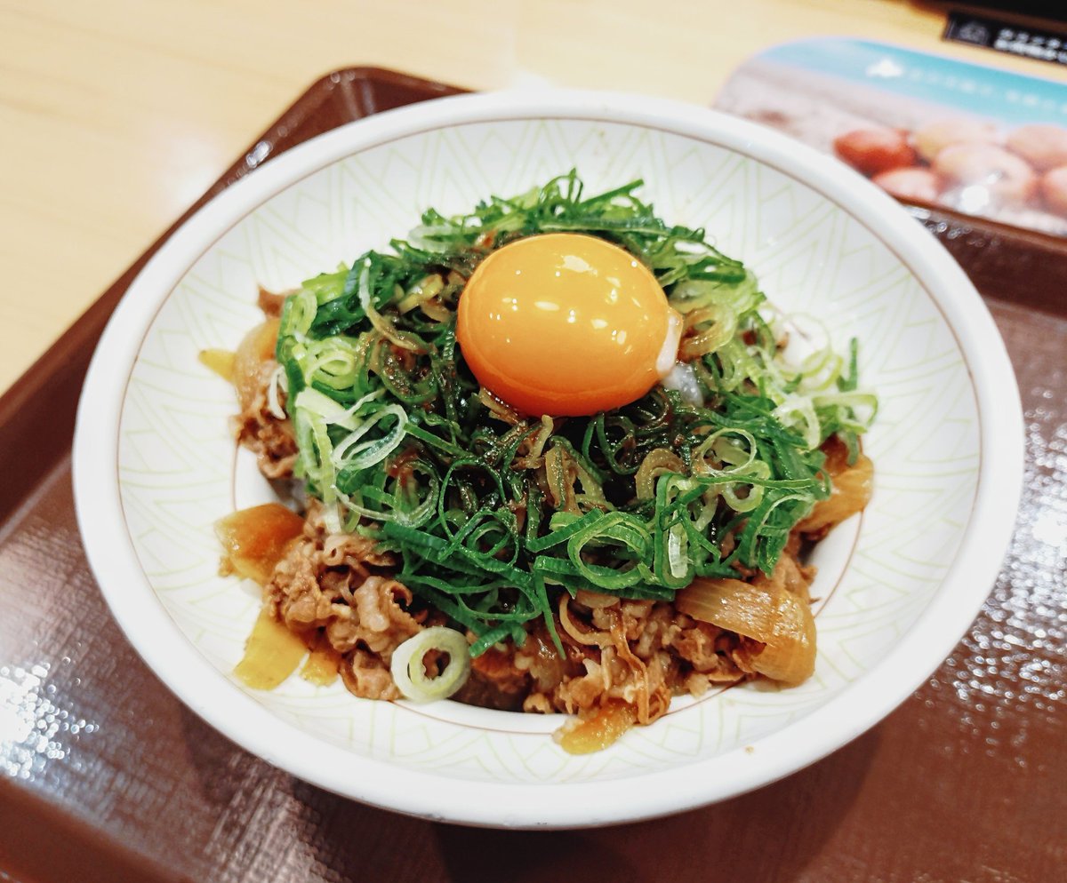 Type10Ak's tweet image. すき家の、ねぎ玉牛丼中盛920円　（深夜料金価格）

寒いなか仕事したので食わずにはいられない。