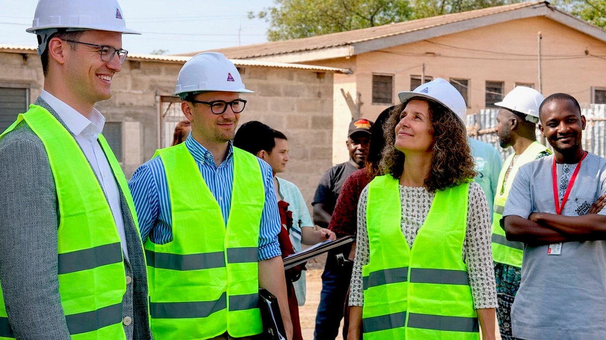 AkotaJulienne's tweet photo. La coopération allemande apporte son soutien à la rénovation du Centre hospitalier de #Bassar. Un projet essentiel pour que les habitants du nord du #Togo puissent bénéficier de soins de qualité plus proches de chez eux.
#Sante #Tgtwittos https://t.co/FTlbPKxQYC