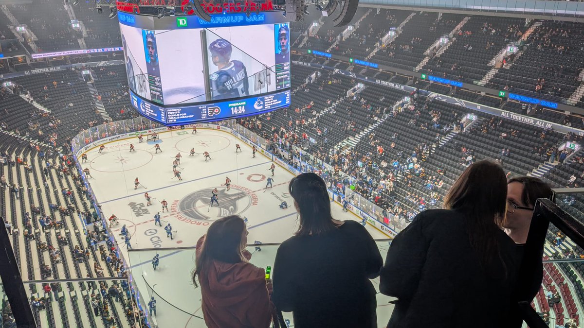 LimitlessAV's tweet image. 🎉Holiday Cheers with our Team🏒! 

We wrapped up the year with an unforgettable holiday celebration at the @Canucks game! 

Here’s to the relationships we’ve built, the momentum we’ve gained, and an even more exciting year ahead. 

#HolidayEvent #TeamCelebration #Canucks
