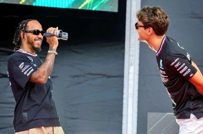 brit_cedes's tweet image. day 66 of posting a picture of lewis and george until we get a britcedes podium