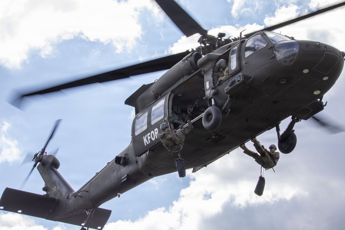 Teamwork takes flight 🚁🤝

U.S. Army aviation and German forces trained together at Camp Bondsteel, Kosovo, strengthening teamwork and support for the #KFOR mission.

📸: Sgt. Laura Bradley

#SwordOfFreedom | #ThisIsUSAREURAF https://t.co/880LLlnZgQ