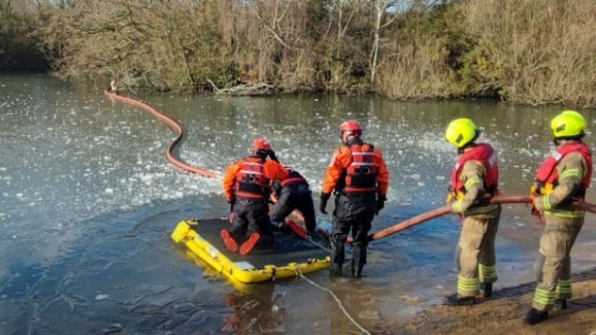 We're warning of the dangers posed by icy waterways

Assistant Commissioner Pat Goulbourne said: “This evening we've received numerous calls to rescue people from frozen lakes, ponds &amp; other bodies of water. I’m urging Londoners to please take care &amp; stay off the ice... [1/4]