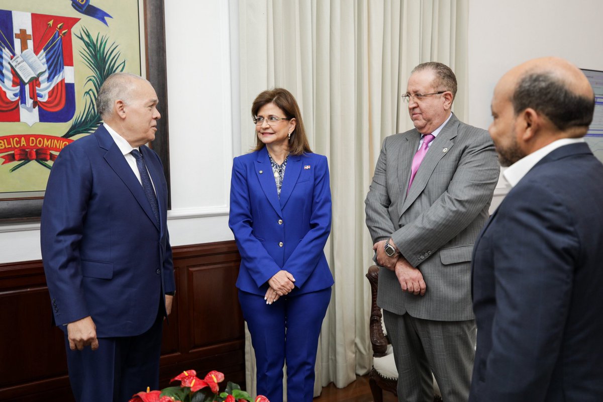 Al iniciar su agenda de este miércoles, la vicepresidenta <a href="/RaquelPenaVice/">Raquel Peña</a> juramentó a Pedro Urrutia como nuevo director general de la Dirección General de Impuestos Internos (<a href="/DGii/">Impuestos Internos</a>), en un acto que reafirma la continuidad de la gestión institucional y la responsabilidad del