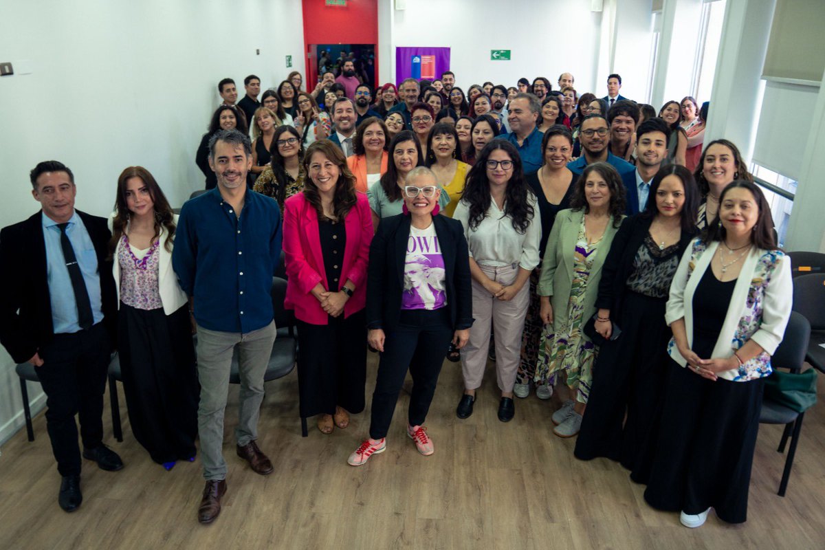 SernamEGChile's tweet photo. 🎉Junto con las y los funcionarios del #SernamEG del nivel central y vía telemática con las regiones celebramos el aniversario 3️⃣5️⃣ del Servicio. 

💜 Son 35 años trabajando por las mujeres de Chile, para el ejercicio pleno de sus derechos y el fortalecimiento de sus autonomías. https://t.co/cPhRcPKJ7X