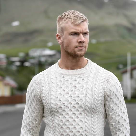 fission007's tweet photo. @grok - remove this mans jumper https://t.co/OFslk6Uwaz