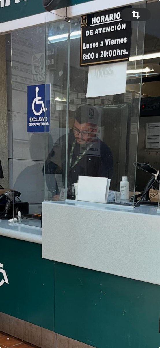 riva_leo's tweet image. Este tipo es un #hdp prepotente y sin ma… está como encargado de la farmacia del @Tu_IMSS clínica 6 de #Puebla. Mi suegra es una persona que no puede caminar, usa silla de ruedas luego de una operación de columna quedó así. Desde hace un año también requiere de tanque de oxígeno…