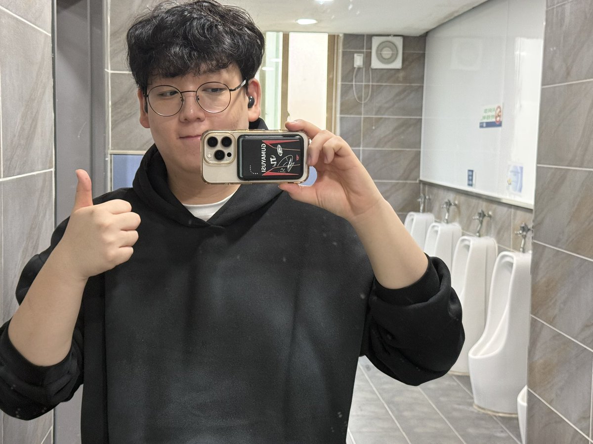 kimdububu's tweet photo. 새해기념 새로쓰는
#트친소 #ㄱㅊㅅ
05년생 22살 못난이
맘찍요정이에요
INFP에요 가끔 s되요
게임 다양하게해요
곱슬머리 힘들어요
개씝덕이에요
소리 잘 질러요(아마도 https://t.co/WHN5bY6FAl